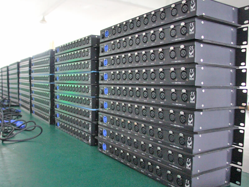 2 DMX-Eingänge und 8 DMX-Ausgänge DMX 512-Splitter