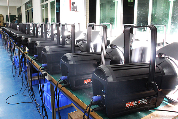 LED-B&uuml;hne Fresnel-Scheinwerfer