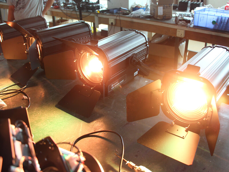 200 W buntes RGBW 4-in-1-LED-TV-Studio-Fresnel-Licht