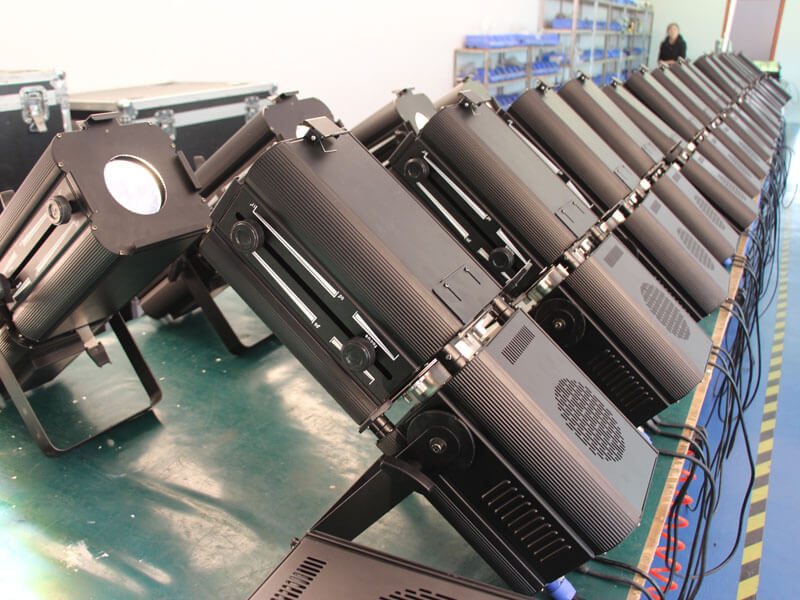 200-W-RGBW-Zoom-LED-Profilstrahler