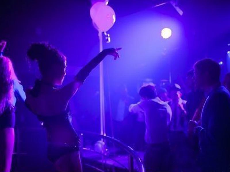 Vangaa hat ein Batch-LED-LED-LED und ein bewegendes Head-Licht für eine Bar in Wuhan, Hubei-Provinz