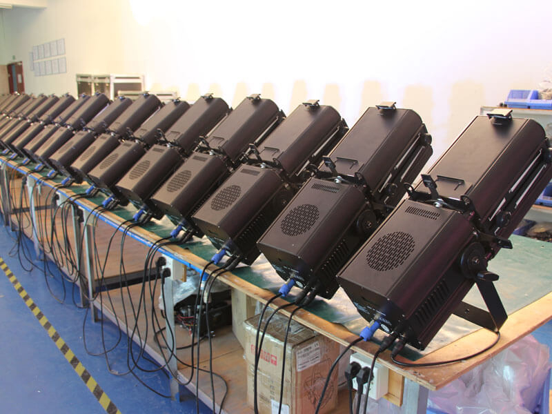 200-W-RGBW-Zoom-LED-Profilstrahler