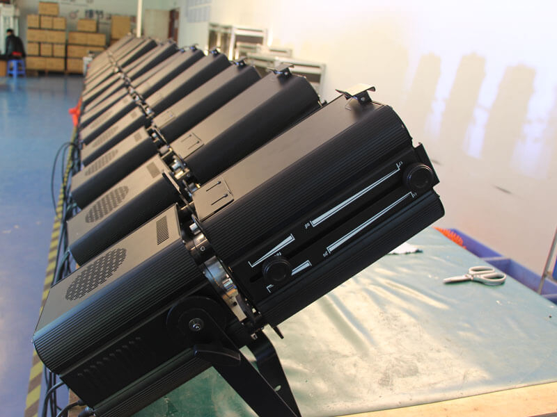 200-W-RGBW-Zoom-LED-Profilstrahler