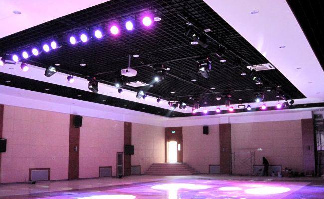 Der Preisdifferenz von LED Fresnel Spot Light ist ernst, wie man das Vertrauen der Kunden erlangt?