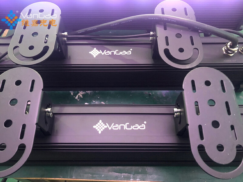 Herstellung von 2 Fu&szlig; 9 St&uuml;ck 18 W LED-Wandfluter (5)